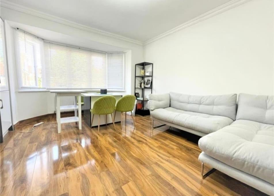 Two Bedroom In Dollis Hill * Londra