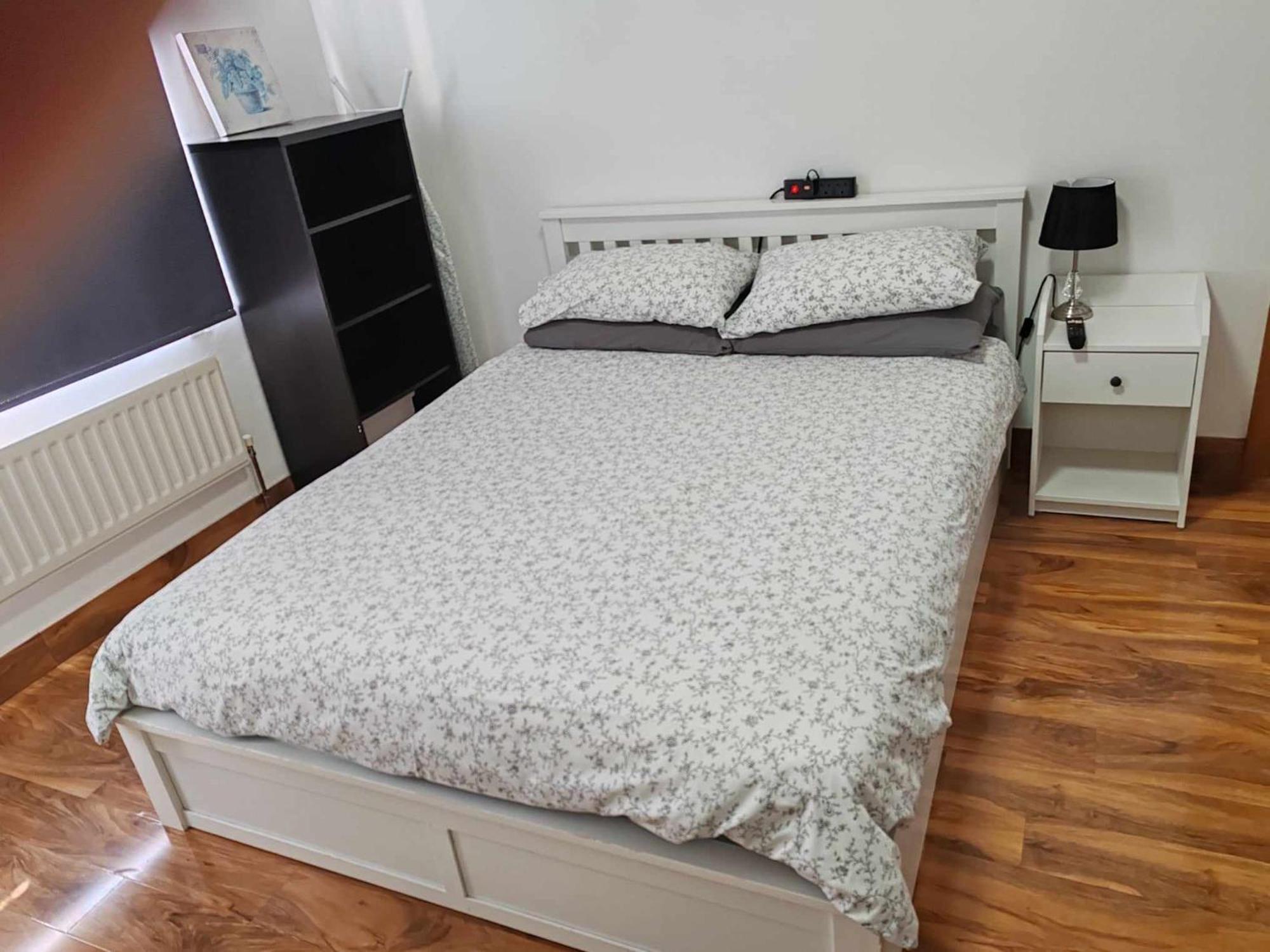 Appartamento Two Bedroom In Dollis Hill *